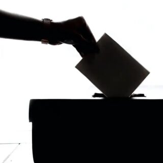 Wahlhelfer gesucht – Kommunalwahl am Sonntag, 15. März 2026
Eine Demokratie lebt von der aktiven Teilnahme ihrer Bürgerinnen und Bürger am politischen Geschehen. Wahlen sind die Lebensgrundlage unserer Demokratie.
Hierfür suchen wir wieder ehrenamtliche Wahlhelfer für die Kommunalwahl am Sonntag, März 2026.
Ein Wahlvorstand vor Ort besteht aus 6 Mitgliedern.
Weiterhin werden 2 bis 3 Personen für unseren Wahlbezirk für die Briefwahlauszählung im Stadthaus gesucht. Die ehrenamtlichen Wahlhelfer erhalten natürlich für die Tätigkeit ein „Erfrischungsgeld“.
Bei Bereitschaft und Interesse für diese wichtige Aufgabe, bitte meldet dies bei Manuel Dingeldein (Ortsvorsteher) oder über das Online Formular:
Es werden möglichst viele Personen gesucht, die grundsätzlich hierfür bereit wären. Die Einteilung und endgültige Abfrage erfolgt später. Auch Ersatzpersonen sind wünschenswert und erforderlich.