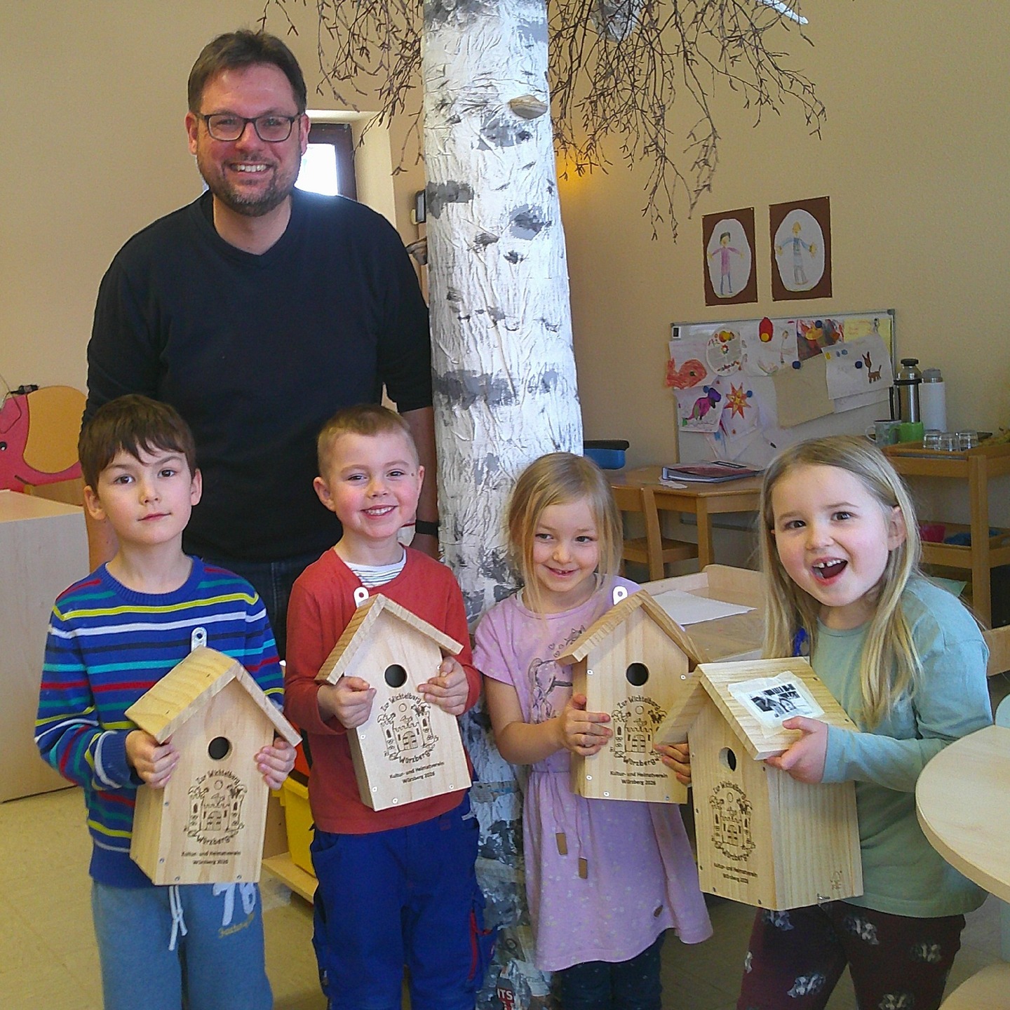 Kultur- und Heimatverein Würzberg: Kindergarten Abschlussgruppe baut Nistkästen
Im Frühjahr bauen die angehenden Schulkinder des Würzberger Kindergartens „Zur Wichtelburg“ unter Anleitung des „Kultur- und Heimatvereins Würzberg e. V.“ Nisthilfen für unsere heimischen Singvögel.
In diesem Jahr waren es zwei Mädchen und zwei Jungen, die ihr handwerkliches Geschick unter Beweis stellen konnten. Mit Begeisterung wurde gehämmert und geschraubt, um schließlich das fertige Werk stolz nach Hause zu tragen.
Die artgerechten Nistkästen werden als Bausatz vom NABU erworben und vom Verein mit dem Jahrgang sowie dem Logo des Kindergartens versehen.
Das Bild zeigt v.l.n.r. die angehenden Schulkinder Flynn Retz, Fiete Lang, Hannah Hofmann und Lea Luzy Tschorn sowie vom Kultur- und Heimatverein Würzberg Manuel Dingeldein.
Natürliche Nistgelegenheiten wie alte und morsche Bäume werden immer weniger, sodass das Anbringen von Nistkästen ein wichtiger Bestandteil aktiver Naturschutzarbeit ist. Sie bieten den Vögeln einen perfekten Unterschlupf bei schlechtem Wetter sowie Schutz im Winter. Natürlich macht das Bauen von Nistkästen den Kindern auch einfach viel Spaß.
Die Förderung der Kinder und der Naturschutz vereinen hier zwei besondere Ziele des Kultur- und Heimatvereins in Würzberg.
Wir wünschen den Kindern viel Spaß in der Schule!
#Würzberg #Michelstadt #Kindergarten