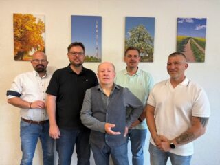 Ortsbeirat Würzberg startet in die Legislaturperiode 2026–2031

Am Dienstag, 28.04.2026, fand die konstituierende Sitzung des Ortsbeirates Würzberg für die Legislaturperiode 2026–2031 statt. Der Ortsbeirat bleibt in seiner Zusammensetzung weitgehend unverändert.

Zum Ortsvorsteher wurde Manuel Dingeldein wiedergewählt. Ihm zur Seite stehen als Stellvertreter Reiner Reubold, Schriftführer Mario Dick sowie Jens Fill; neu im Gremium ist Werner Rüth.

Ein Dankeschön für sein Engagement gilt dem ausgeschiedenen Ortsbeiratsmitglied Karsten Ritter. Er hatte sich nicht zur Wiederwahl aufstellen lassen.

#würzberg #michelstadt #ortsbeirat