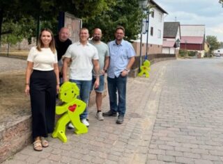 Neue Warnmännchen für mehr Sicherheit am Würzberger Kindergarten
Der Würzberger Ortsbeirat hat neue Warnmännchen für den Bereich am Kindergarten angeschafft. Die bisherigen Figuren waren durch Alter und Witterung stark beschädigt. Auf einen entsprechenden Hinweis des Kindergartens reagierte der Ortsbeirat und beschaffte Ersatz.
Die Sicherheit im Straßenverkehr ist besonders rund um den Würzberger Kindergarten „Zur Wichtelburg“ an der Evangelischen Kirche wichtig. Bereits 2019 hatte der Ortsbeirat dort Warnmännchen aufgestellt. Damals setzte er sich erfolgreich dafür ein, dass nach einer Gesetzesänderung während der Öffnungszeiten des Kindergartens Tempo 30 in diesem Bereich angeordnet wurde.
Die Warnmännchen machen zusätzlich auf die Geschwindigkeitsbegrenzung und auf Kinder aufmerksam.
Der Ortsbeirat bittet alle Verkehrsteilnehmer weiterhin um besondere Rücksichtnahme – nicht nur in diesem Bereich.
V. l. n. r.: Janine Matica (Leitung Kindergarten Würzberg) sowie die Ortsbeiratsmitglieder Reiner Reubold, Werner Rüth, Mario Dick und Manuel Dingeldein; nicht auf dem Bild: Jens Fill.
#ortsbeirat #würzberg #kindergarten #sicherheit #michelstadt